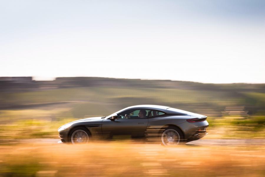  Aston Martin DB11 2016 года  (WW) (фото 13 из 41)